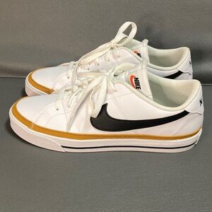 Nike Legacy court Worn twice! Men’s 8/womens 9.5